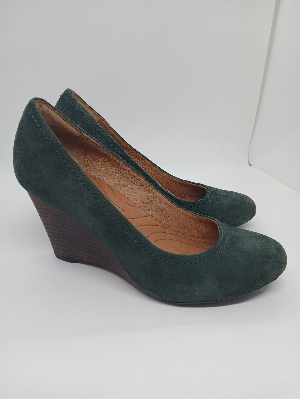 ​Clarks Indigo Moss Green Suede Wedge Pumps Round Toe Comfort Heels 5.5 EUC